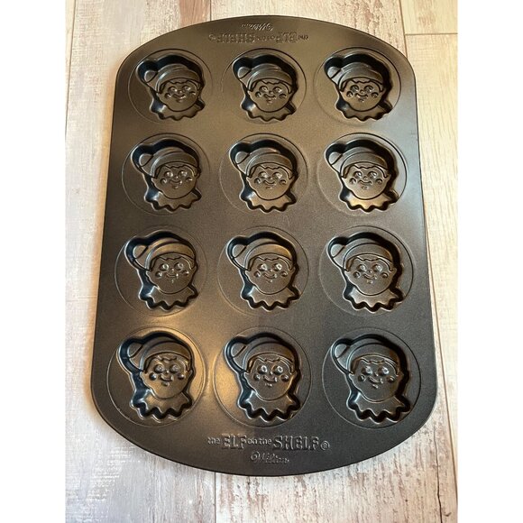 Wilton Elf On The Shelf Non-Stick Holiday Cookie Pan With 12 Elf Face Molds - Picture 2 of 3